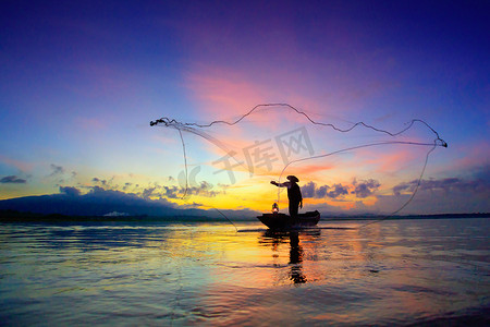 捕鱼网子摄影照片_渔民用网捕鱼的剪影