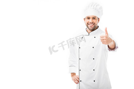 快乐的年轻厨师显示拇指和看着相机孤立的白色