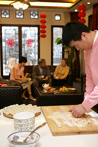 中国年轻人包饺子