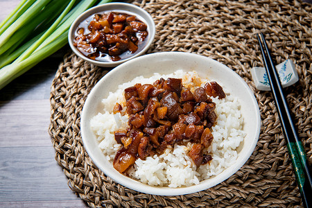 腌菜摄影照片_米饭上的烤猪肉是蒸饭上的碎猪肉和腌菜（碎猪肉饭）)