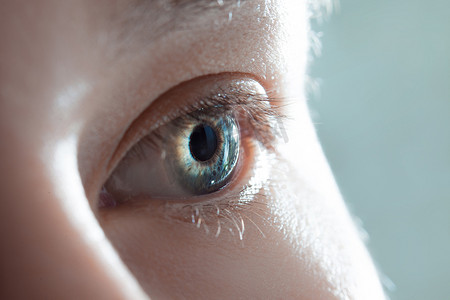 人类的眼睛特写。蓝色女性眼睛的宏观相片. 