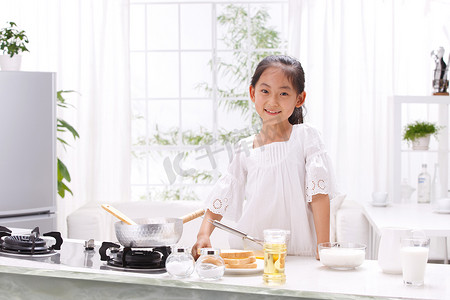 小女孩在厨房做饭