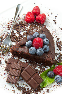 巧克力蛋糕与新鲜浆果