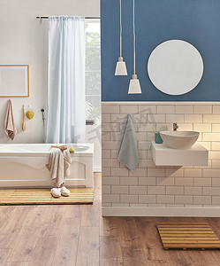 白色和蓝色的墙壁, 装饰白色陶瓷和水槽风格的浴室。浴缸在浴室风格的门前面.