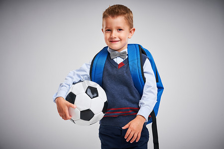 一个男孩准备上学的画像，在白色隔离