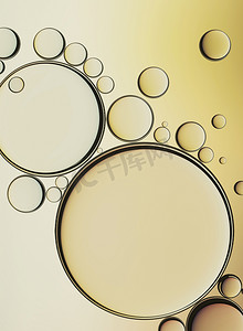 金色背胶摄影照片_在白色背景下的油泡, 在水中特写胶原乳液。插图。金血清滴.