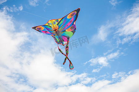 summer水纹摄影照片_kite in hand against the blue sky in summer, flying kite launching, fun summer vacation