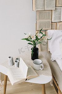 春天静静的生活。早餐在床上。白色卧室甜蜜的家书，花和咖啡杯。平铺