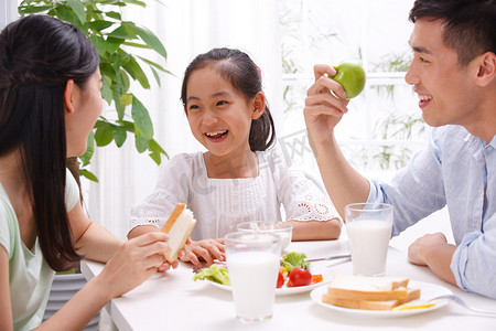 圆梦住房摄影照片_一家三口吃早餐