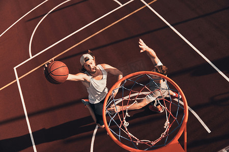 运动服装男子的最高视野在操场上打篮球