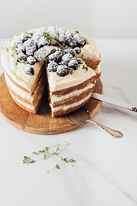蛋糕服务器在木制切板上的鲜烤黑莓蛋糕特写镜头