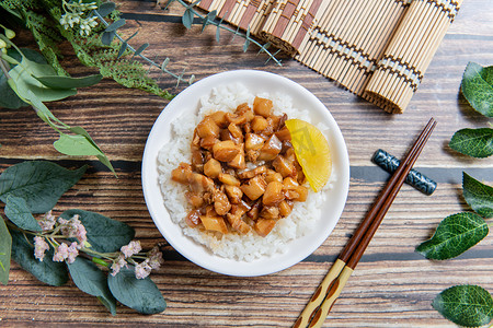 腌菜摄影照片_米饭上的烤猪肉是蒸饭上的碎猪肉和腌菜，太旺食品