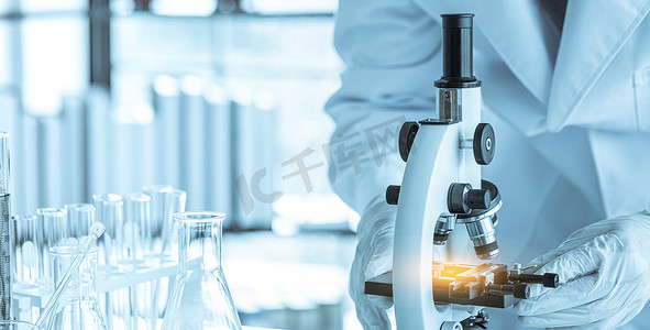 科学家用显微镜检查细菌，科学家用设备和科学实验，细菌专家在实验室里工作和测试.