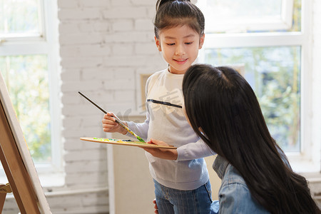 家教老师辅导小学生学习绘画