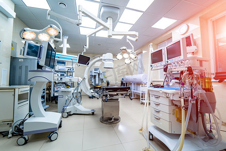 医疗设备和工业灯在现代医院的手术室。医院室内设计概念