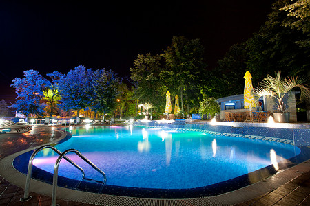 在晚上的酒店游泳池