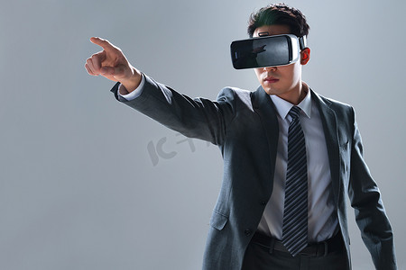 灰色商务科技摄影照片_戴VR眼镜的商务男士