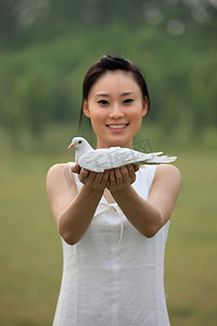 东方女人手捧和平鸽