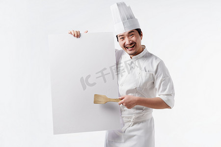 拿着白板摄影照片_穿着厨师服的中年男人拿着白板