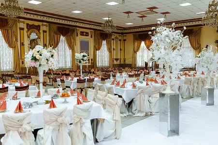 明亮色彩摄影照片_大厅的婚礼庆典装饰在冬季童话的明亮的色彩