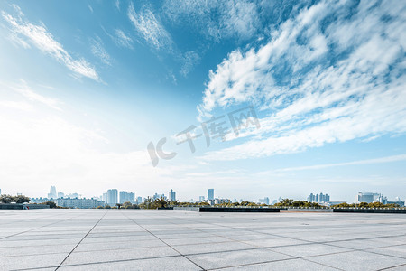 天空摄影照片_空的广场和地板与天空