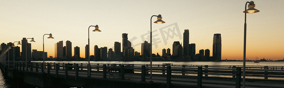 banner社团摄影照片_Lanterns on bridge and Hudson river in New York City, banner 
