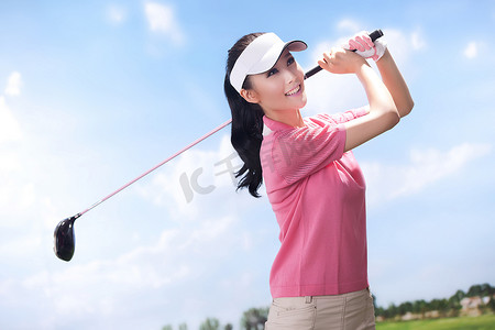 东方女人打高尔夫