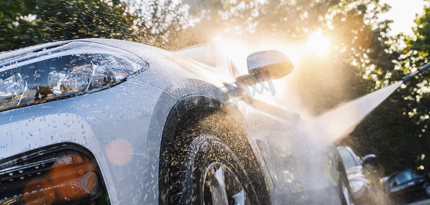 洗摄影照片_洗车使用高压水的清洗车. 