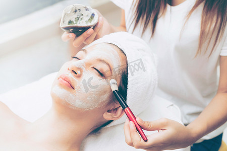 美容美发女子在健康温泉接受专业皮肤科医生的面部美容按摩治疗。抗衰老、面部皮肤护理和奢侈生活方式概念.