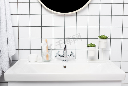 现代浴室用牙刷、植物和化妆品霜制成的牙膏 