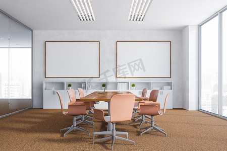 会议室的内部有玻璃和白色的墙壁, 地板上有棕色地毯, 长木桌上有米色的椅子和两张水平海报。3d 渲染模拟