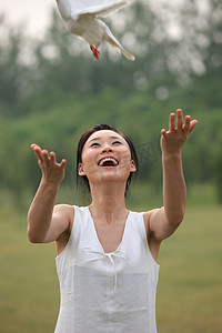 东方女人户外放鸽子