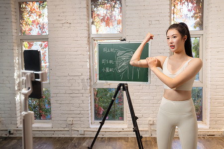 社交平台摄影照片_年轻女人在线直播健身授课