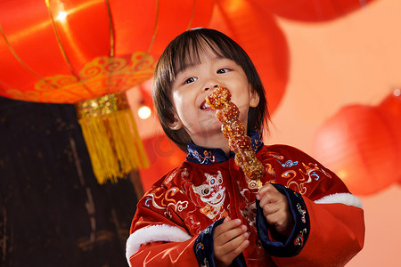 小男孩拿摄影照片_可爱的小男孩拿着糖葫芦庆新年