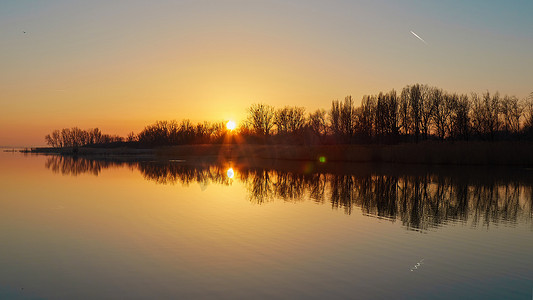 匈牙利秋日傍晚, 巴拉顿湖上的日落景观