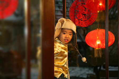 春节黄色灯笼摄影照片_东方儿童