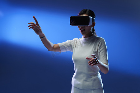 科技25d摄影照片_戴VR眼镜的商务女士