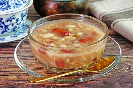 毋米粥火锅摄影照片_用红豆、莲子、龙眼、红枣和坚果制成的米粥。甜粥，有选择的重点