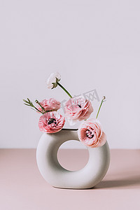 陶瓷花瓶中柔和的兰花
