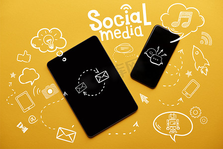 数字平板电脑和智能手机的顶部视图与社交媒体插图在黄色背景