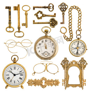 金色的古董配件。老式的键，时钟，指南针太阳镜