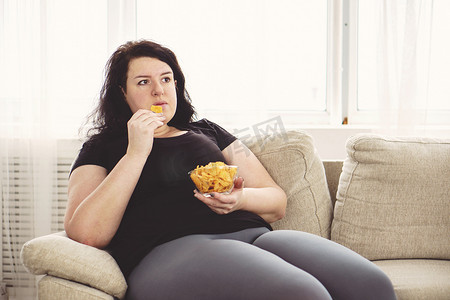 胖女人暴饮暴食垃圾食品。镇静剂