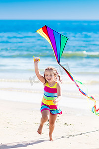 儿童风筝热带海滩上