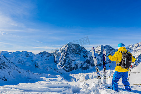 蓝色天空摄影照片_登山者野外滑雪和滑雪休息沿着白雪皑皑的山脊