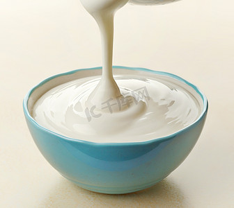 酸奶摄影照片_与一碗希腊酸奶