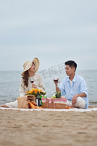浪漫的青年夫妇在海边度假