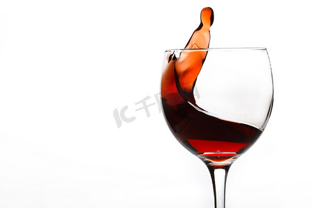 容器里的液体摄影照片_酒杯里的红酒