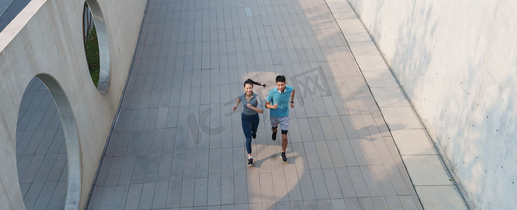 训练图片摄影照片_青年情侣在户外跑步