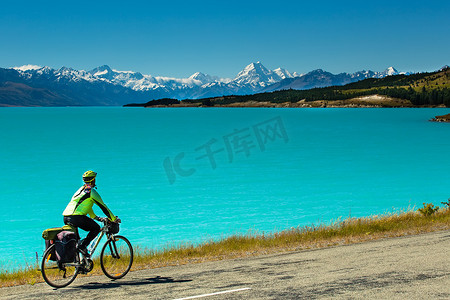 克莱因蓝水波底纹摄影照片_骑自行车的