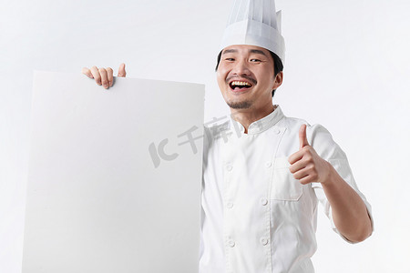 穿着厨师服的中年男人拿着白板